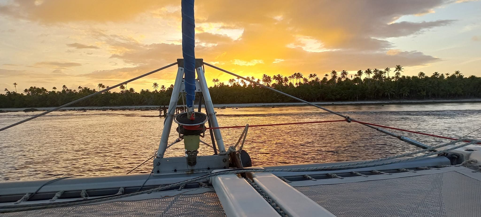 Coucher de soleil sur la cocoteraie de Tetiaroa depuis le pont du Lagoon 410
